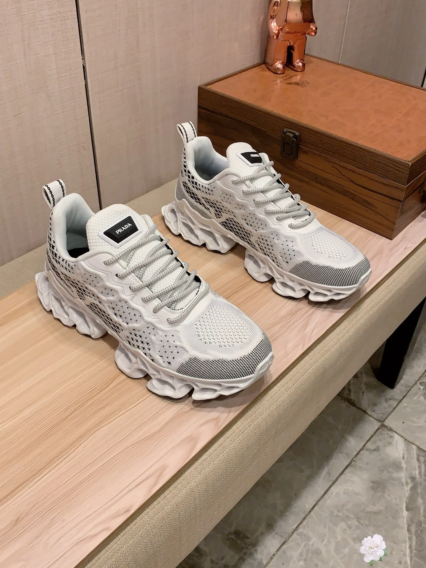Men's men's shoes💰460💰💰🎩🎩[Lightning][Lightning] "PRADA*" The latest and most popular casual shoes, top brand [seduce] luxury ~ purchasing agency, top ~ quality. [Strong] The upper is made of imported breathable fly weave material ➕ breathable sheepskin feet (•) with fine workmanship. The original stylish and stylish soft rubber wear-resistant and non-slip outsole is light and comfortable on the feet. The real thing looks better when photographed. 004: Size: 38-44, 3️⃣ colors selected
